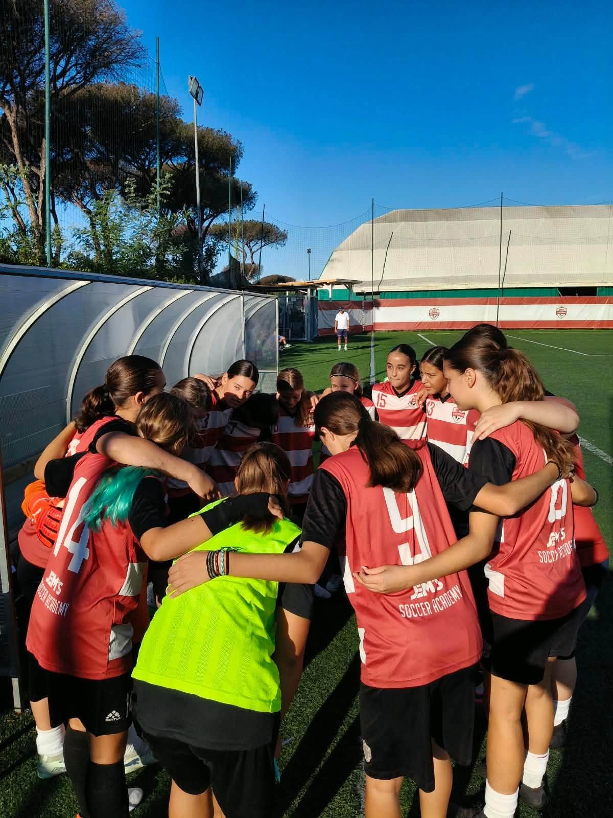 Le ragazze della Jem's Soccer Academy abbracciate in cerchio prima della partita