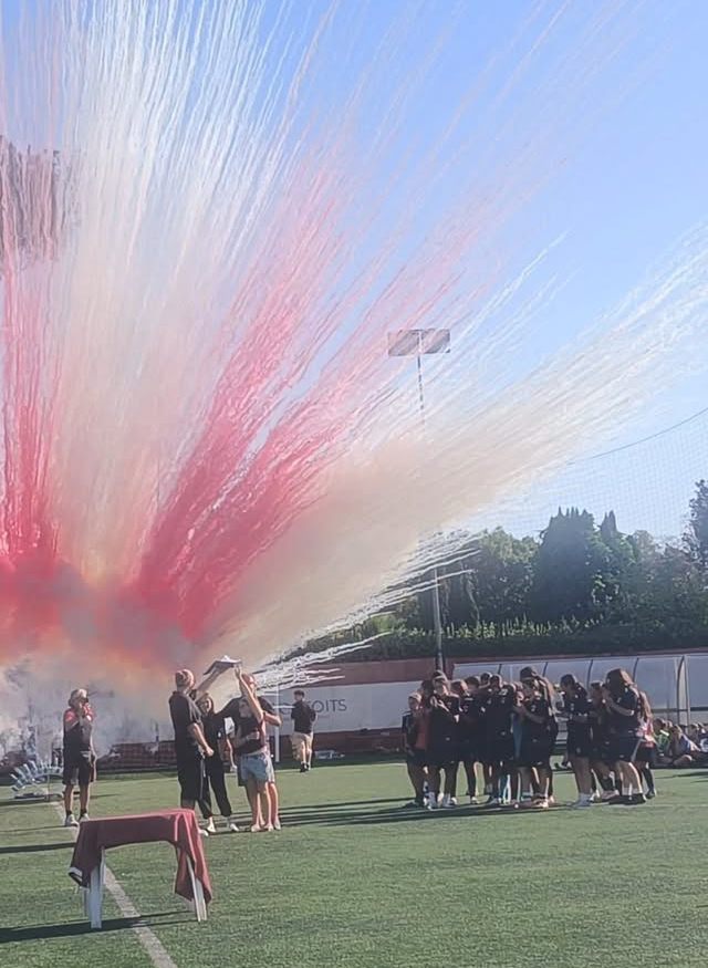 Festa in campo con fumogeni biancorossi per la vittoria della coppa