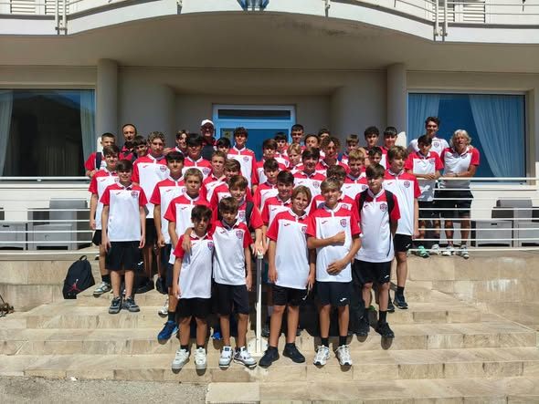Foto di gruppo dei ragazzi con le divise biancorosse