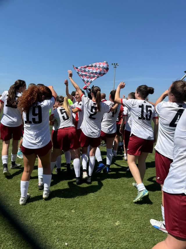Le ragazze in festa con le bandiere biancorosse