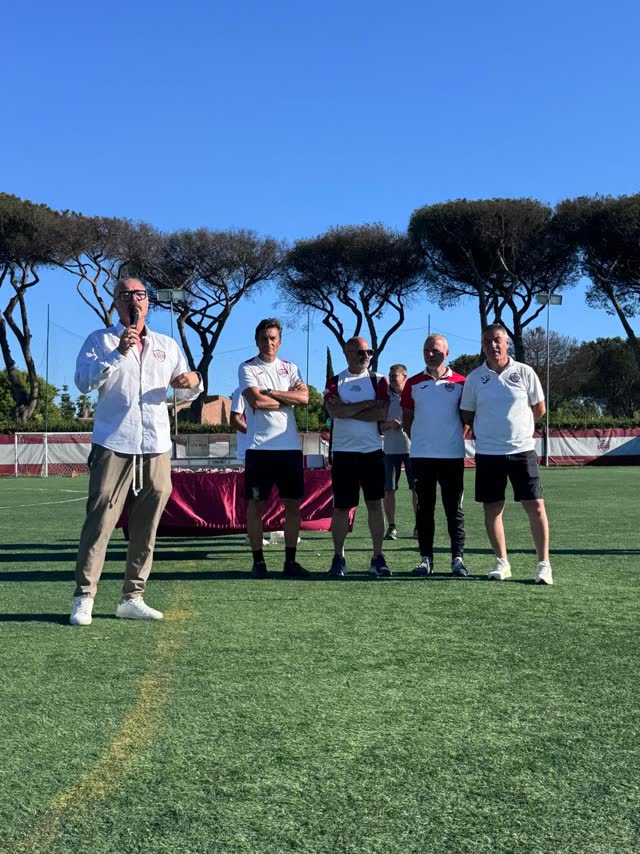 Lo staff al microfono durante la festa
