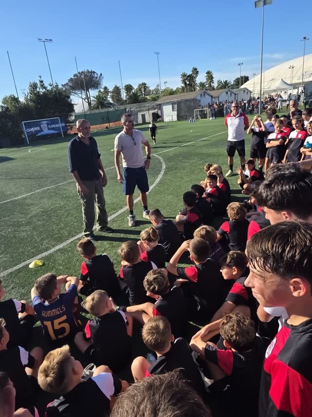 I ragazzi seduti in campo durante un incontro