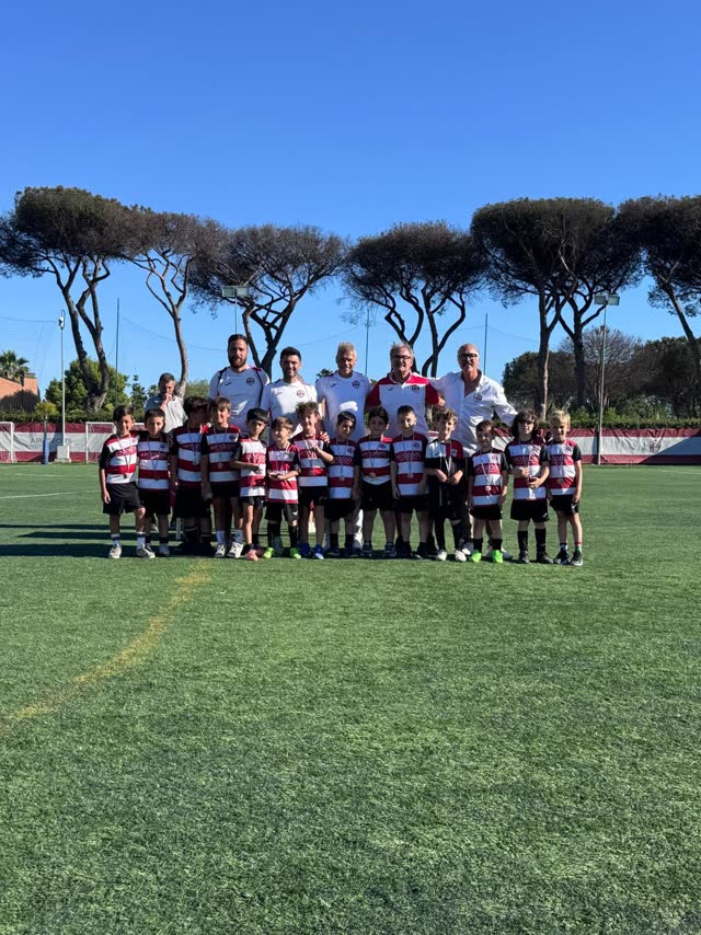 Foto di squadra sotto i pini